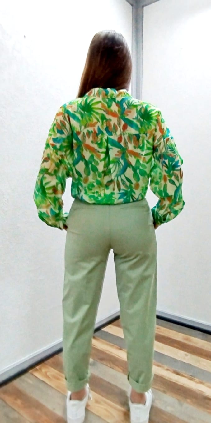 Pantalone carrot fit salvia