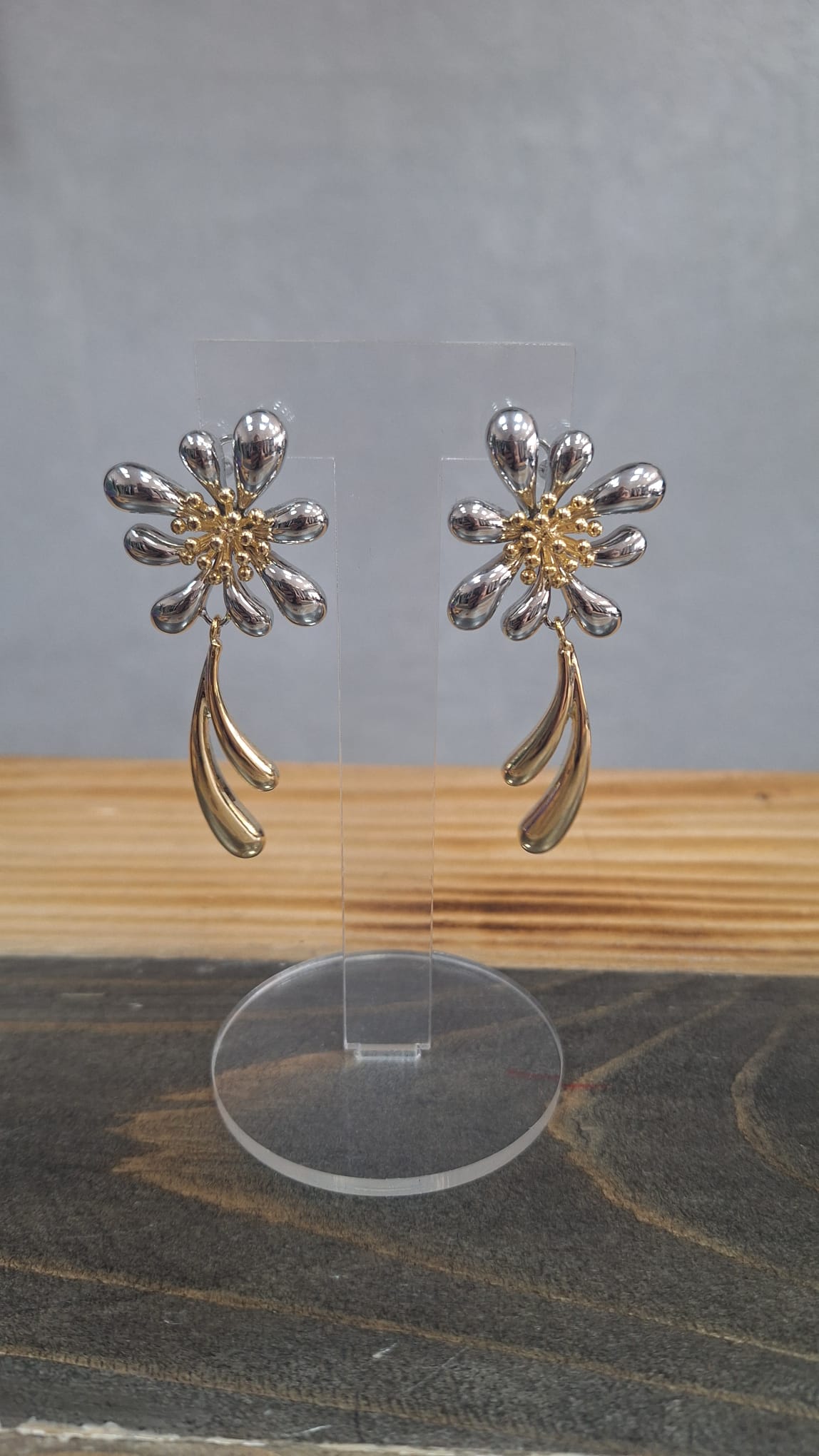 Orecchini fiore con pendente color oro