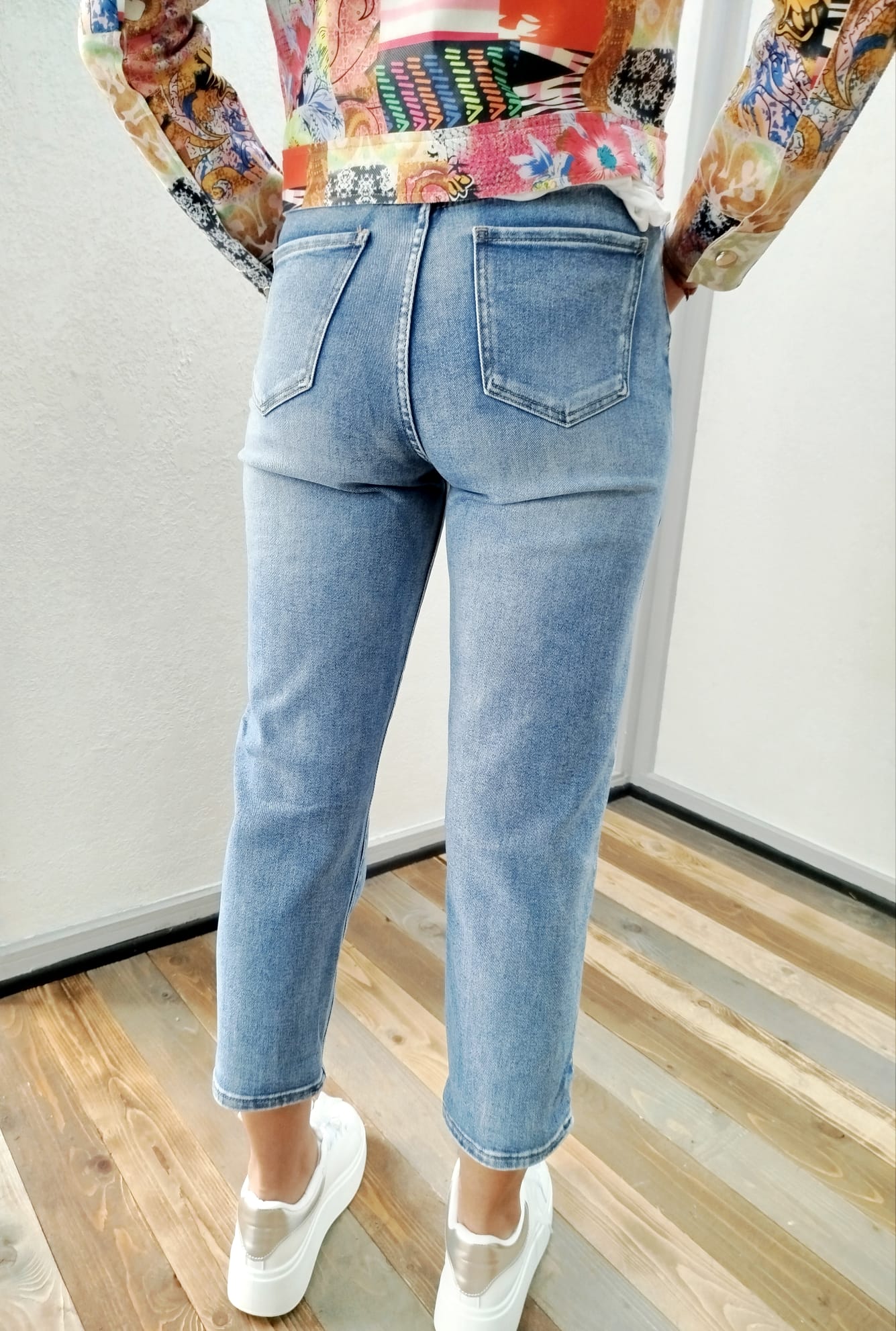 Jeans con strass colorati