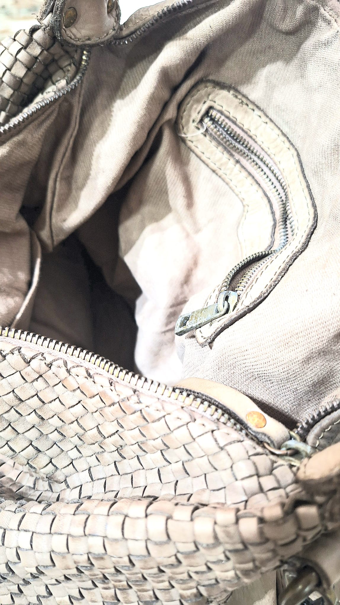 Borsa in cuoio intrecciato con tasche