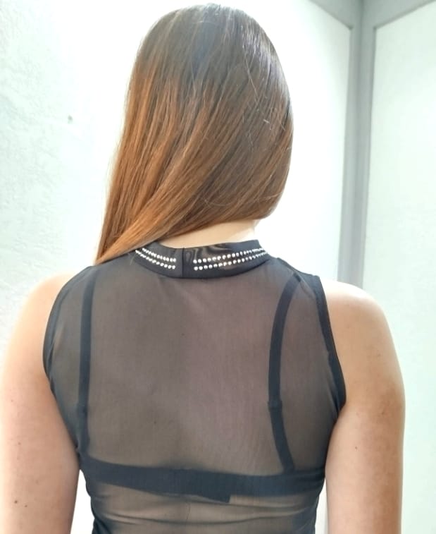 Top collo lupetto con strass e perline