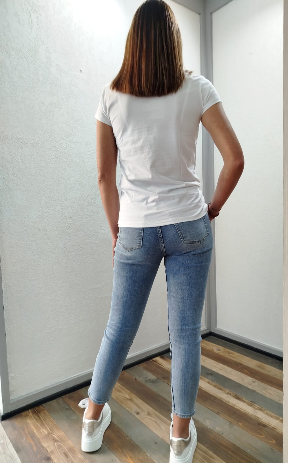 T-shirt con profilo di donna