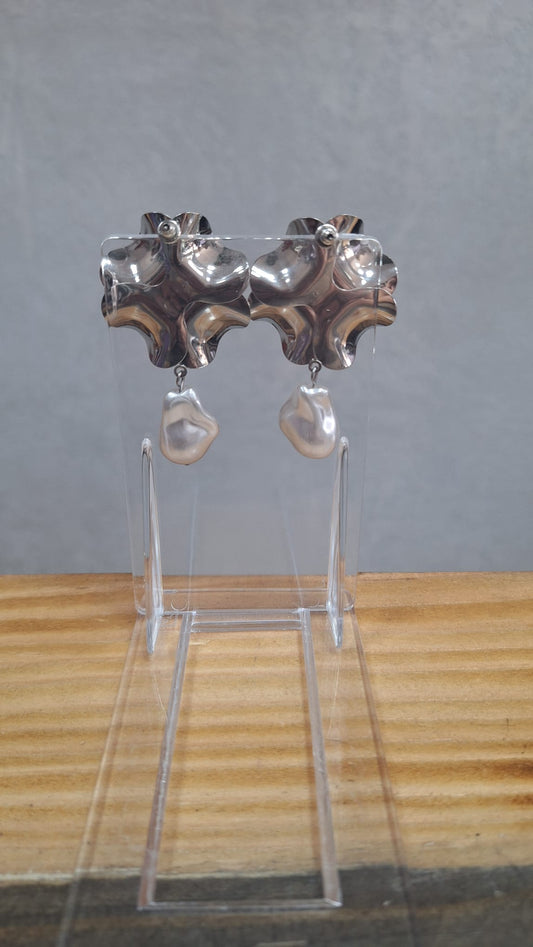 Orecchini fiore color argento con pendente