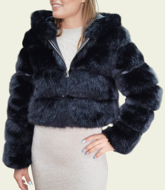 Pelliccia corta con cappuccio