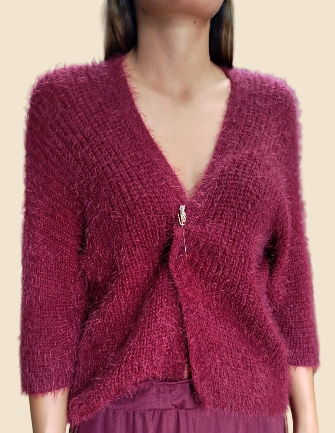 Cardigan corto con spilla