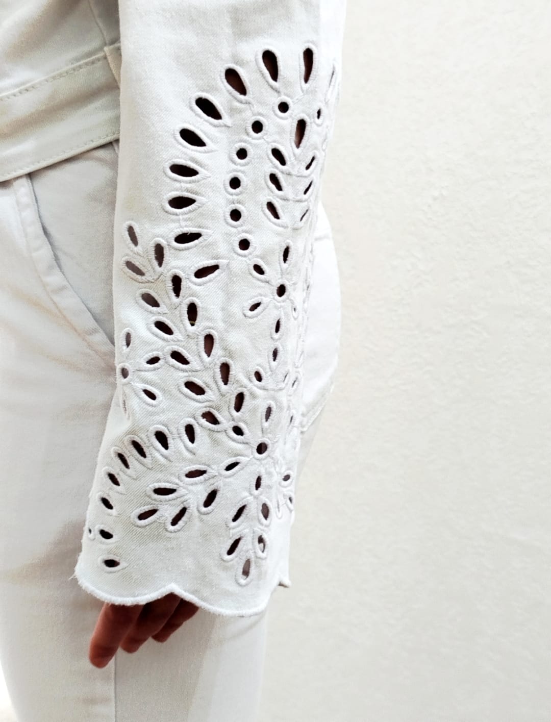 Giubbino maniche forate