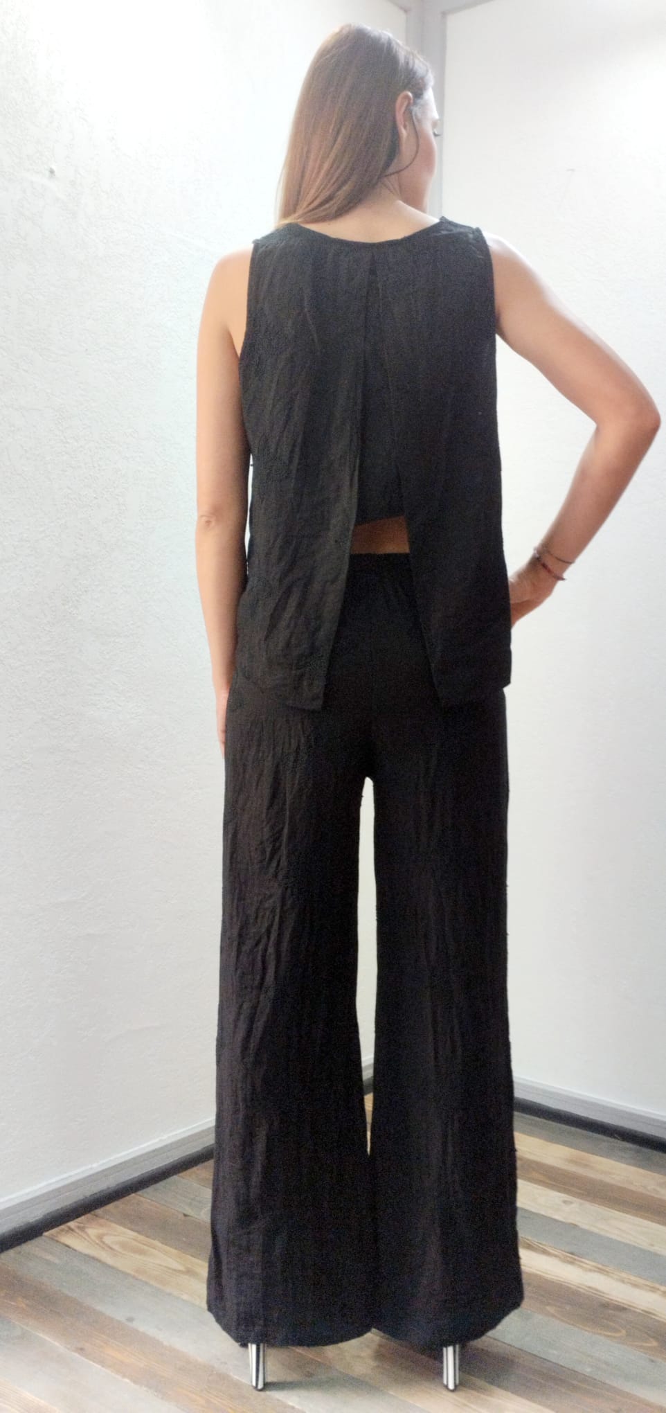 Blusa nera con ricamo