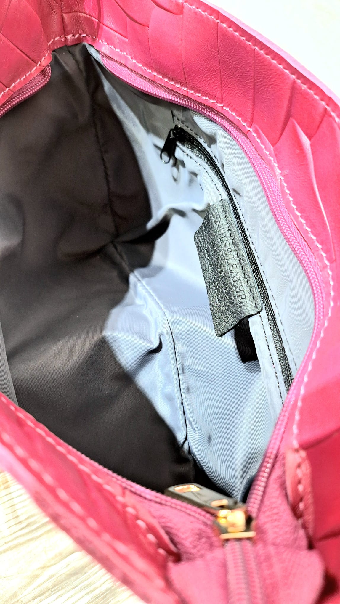 Borsa in pelle intagliata