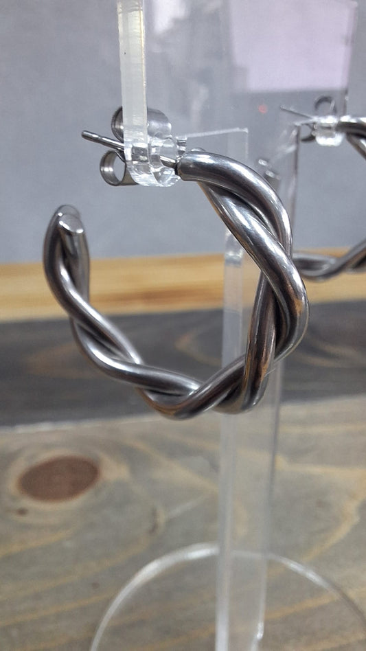 Orecchini a cerchio intrecciati