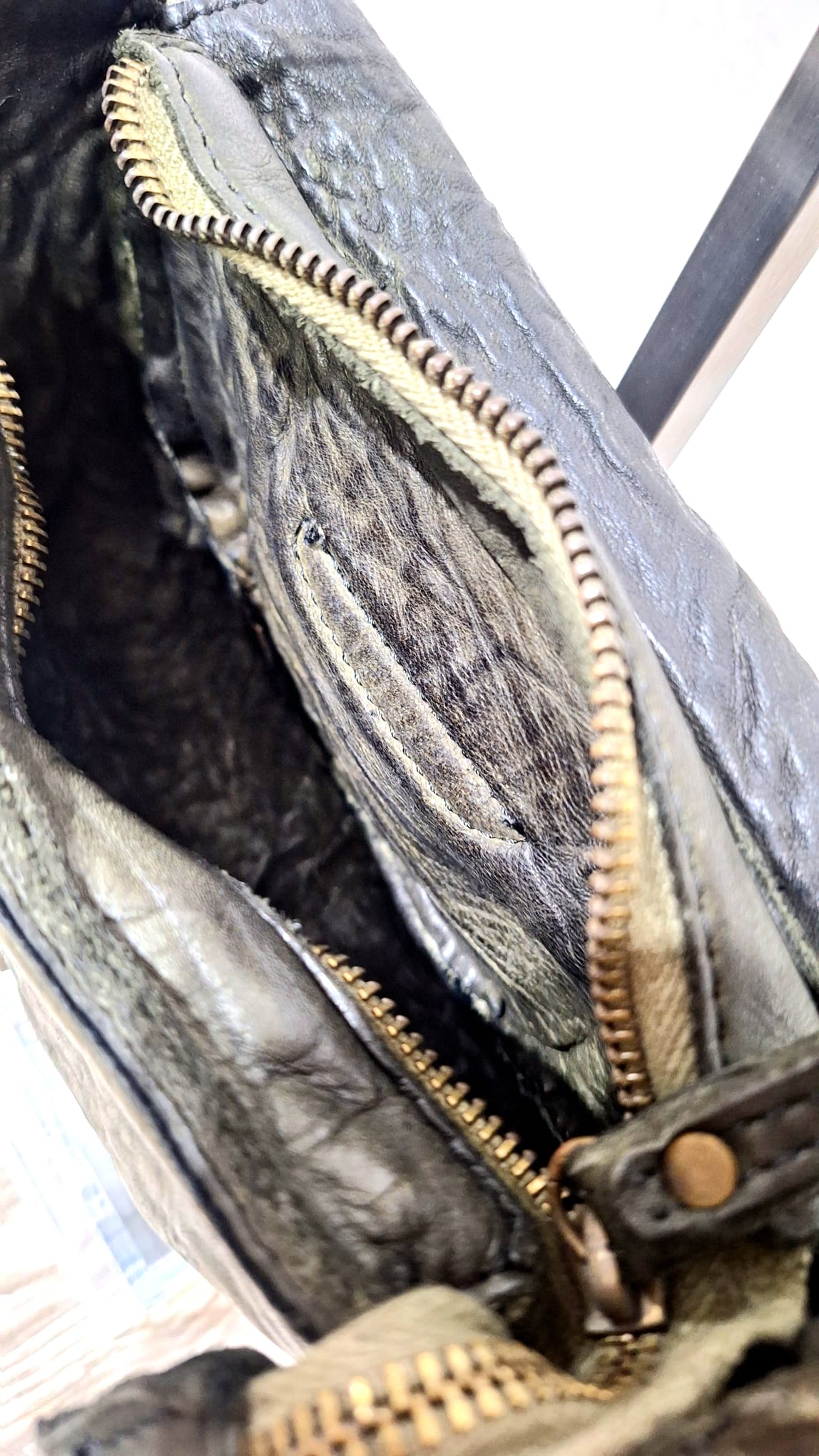 Borsetta in cuoio verde militare