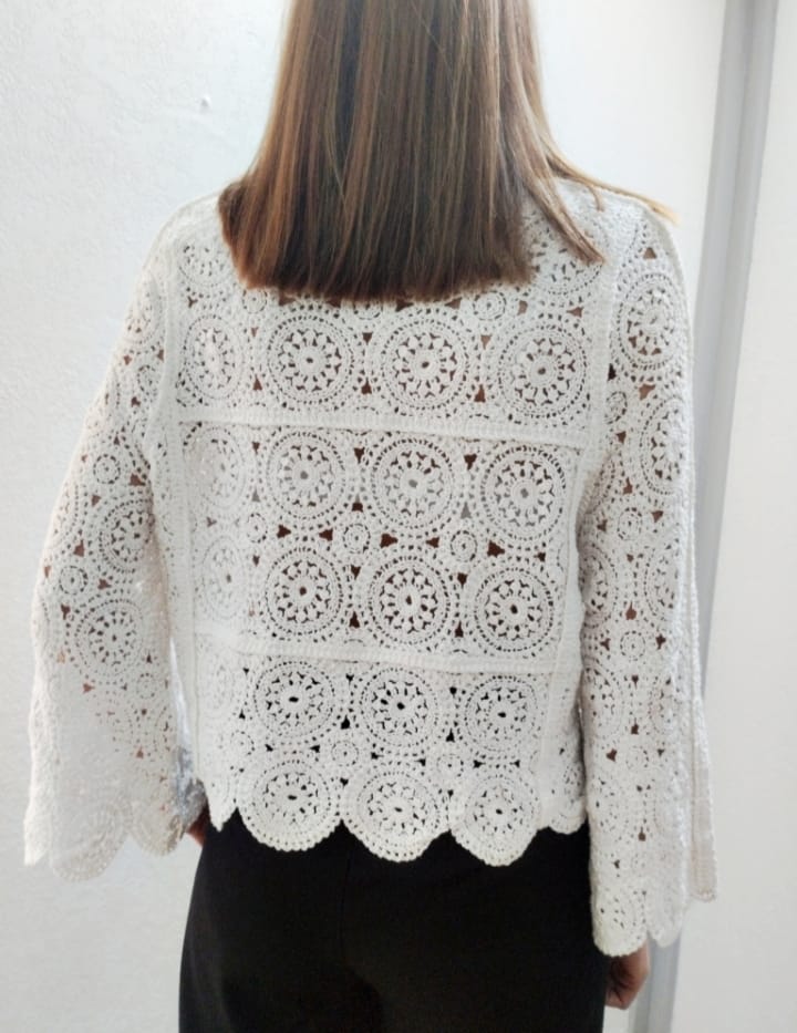 Maglia ricamata a uncinetto