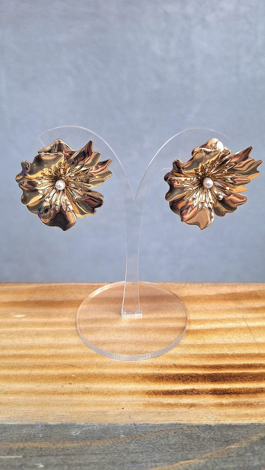 Orecchini fiore oro con perlina