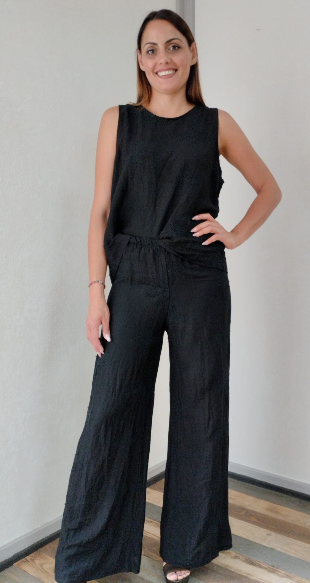 Blusa nera con ricamo