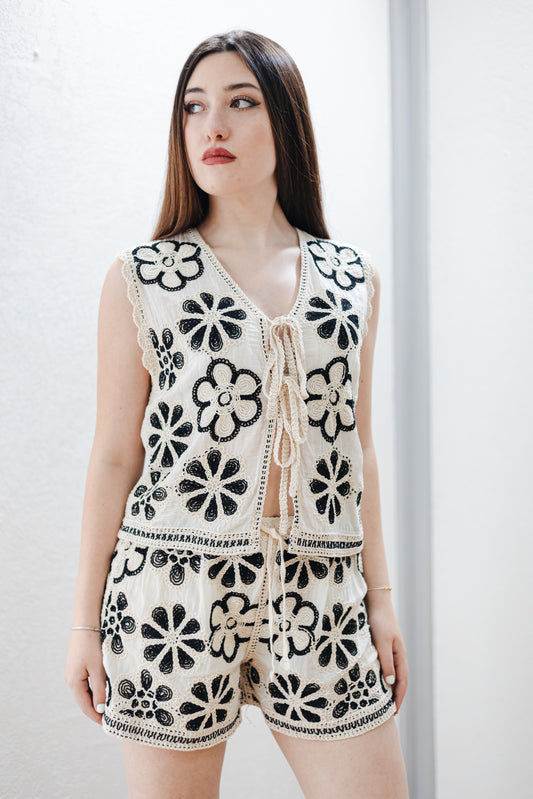 Completo con ricamo a uncinetto