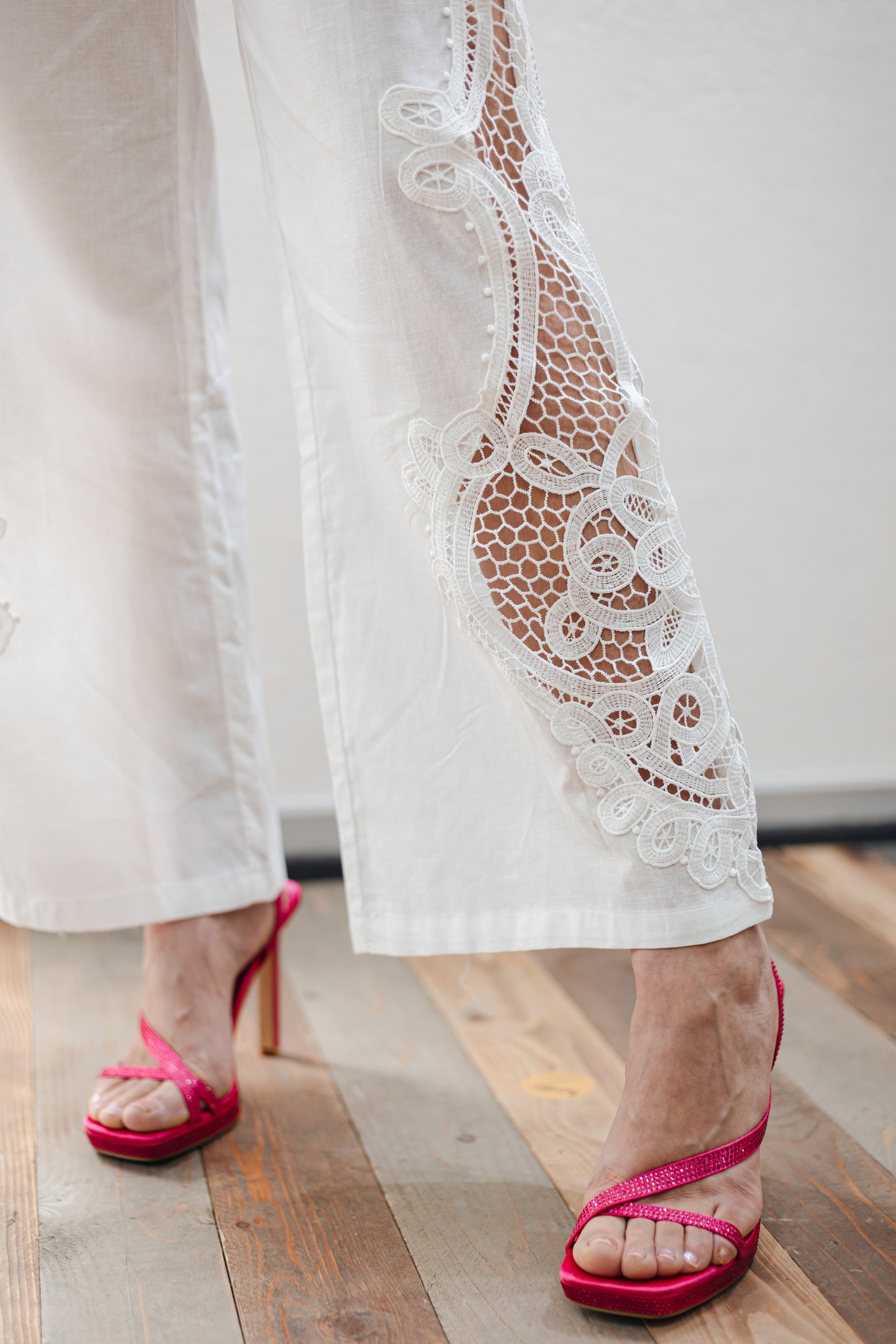 Pantalone con ricamo laterale