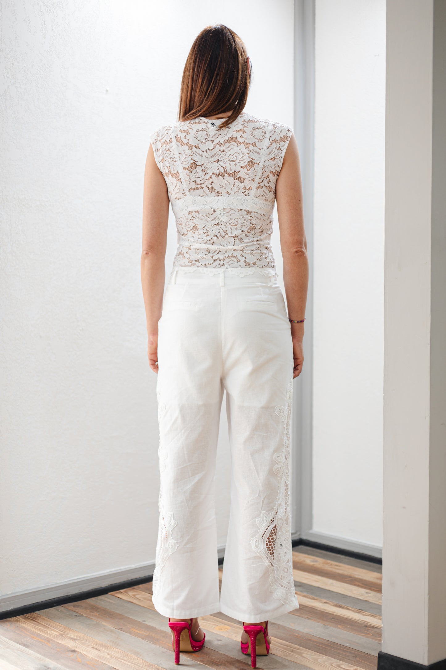 Pantalone con ricamo laterale