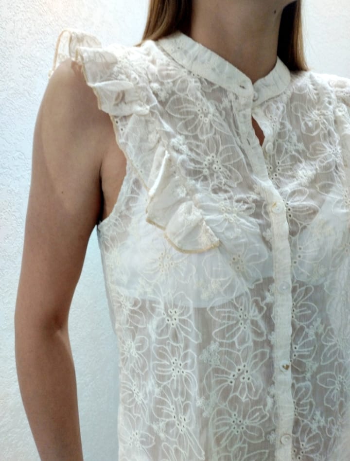 Camicia smanicata in trasparenza