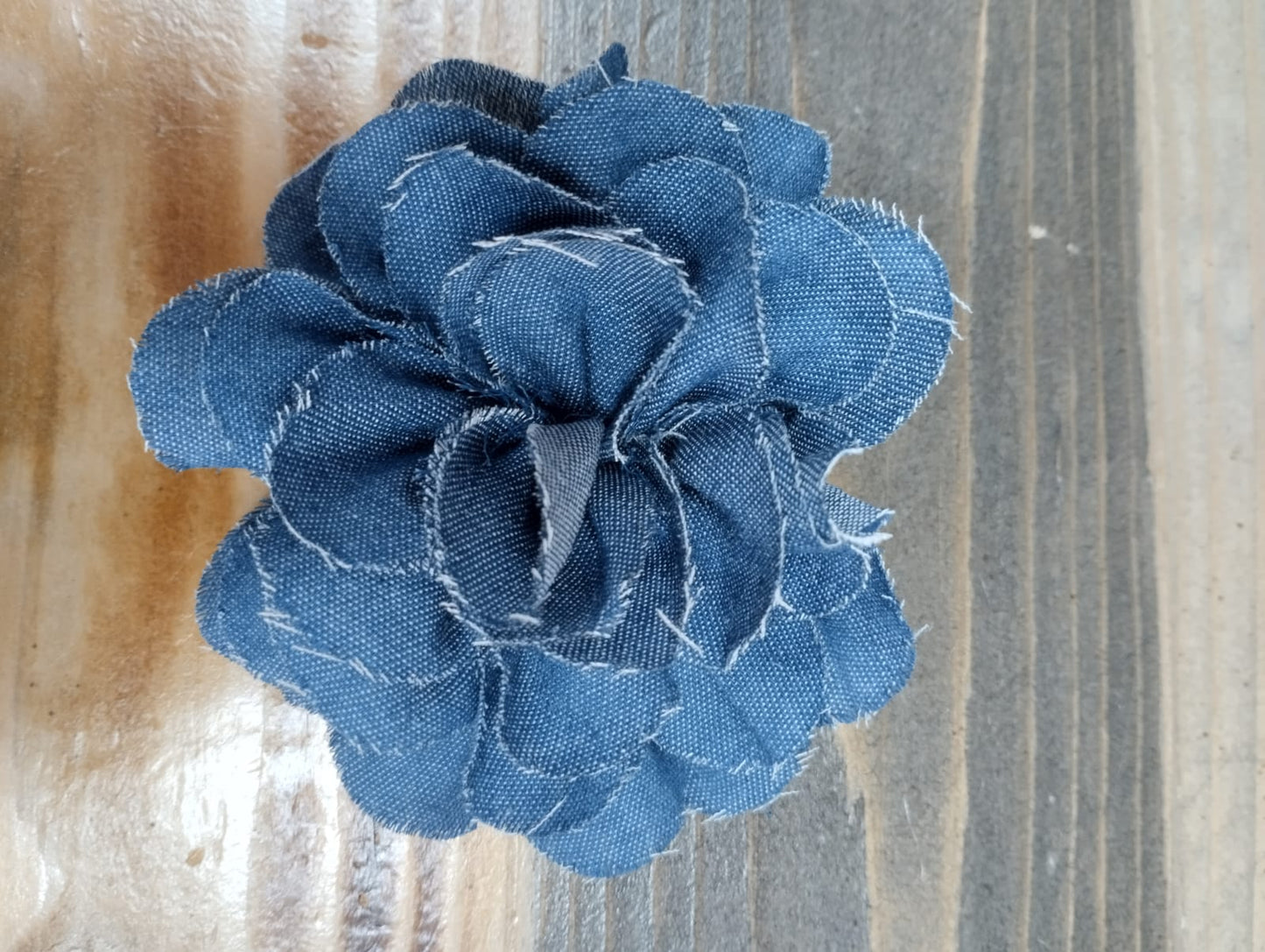 Spilla fiore in jeans