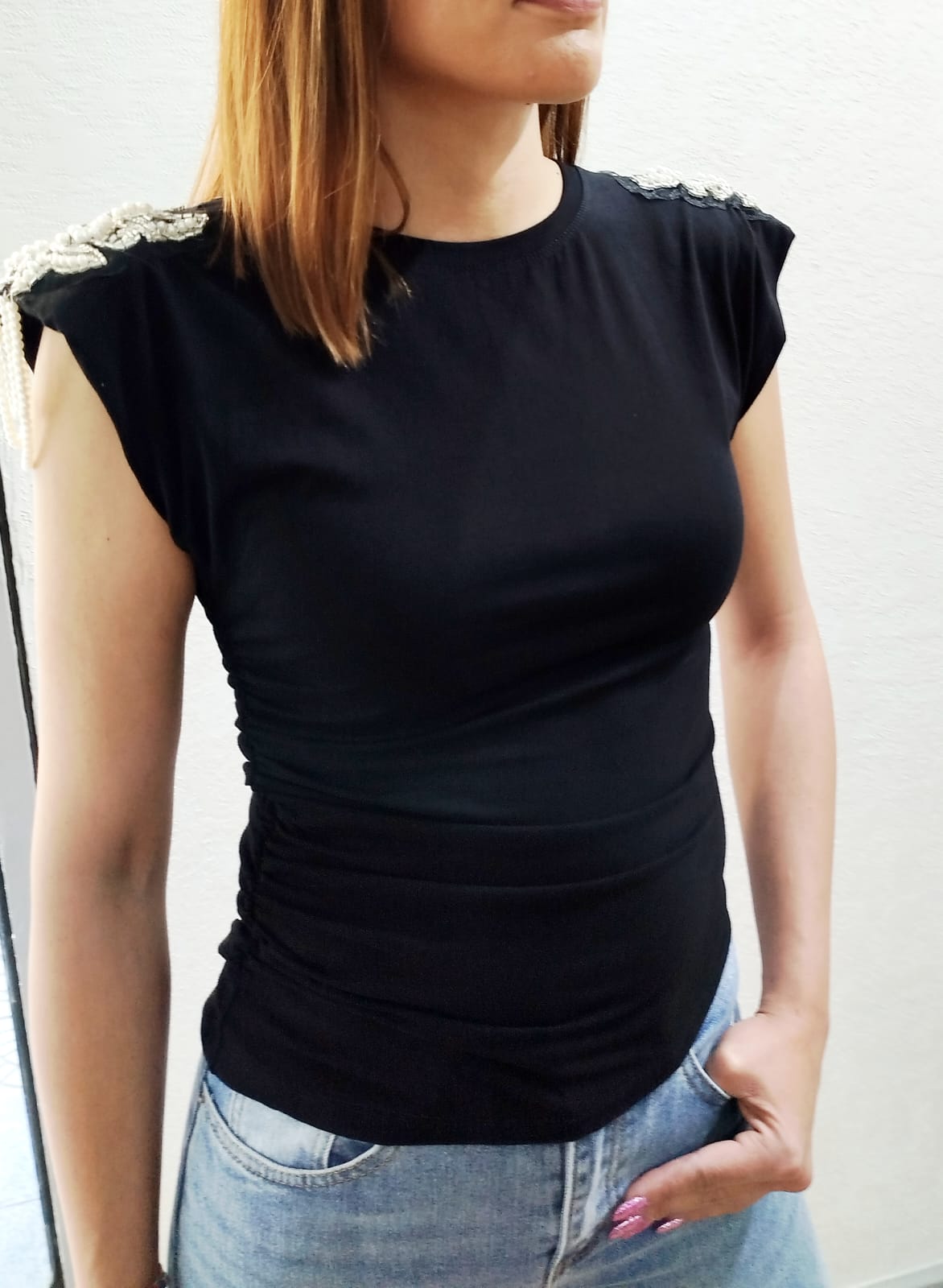 T-shirt spalla aletta con perline