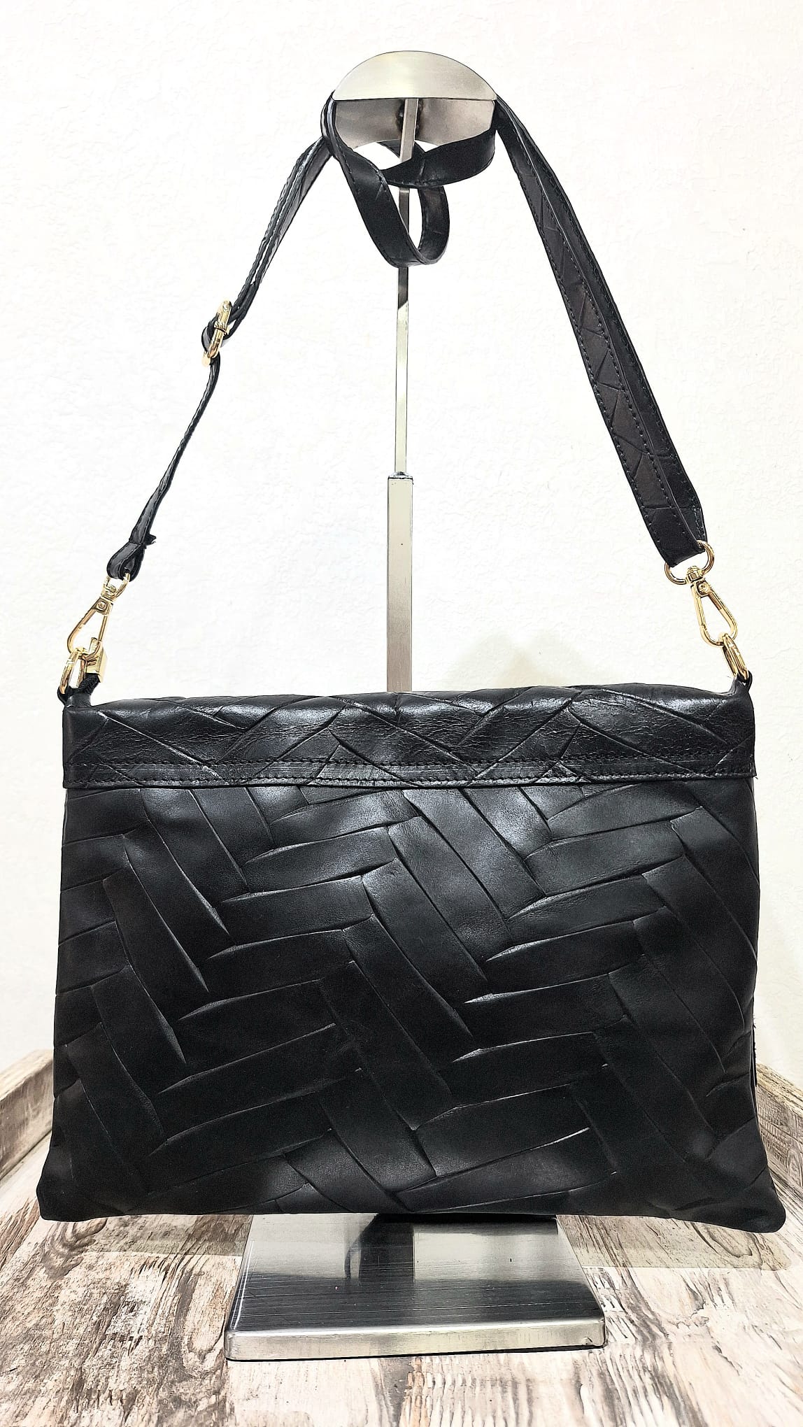 Borsa in pelle intagliata