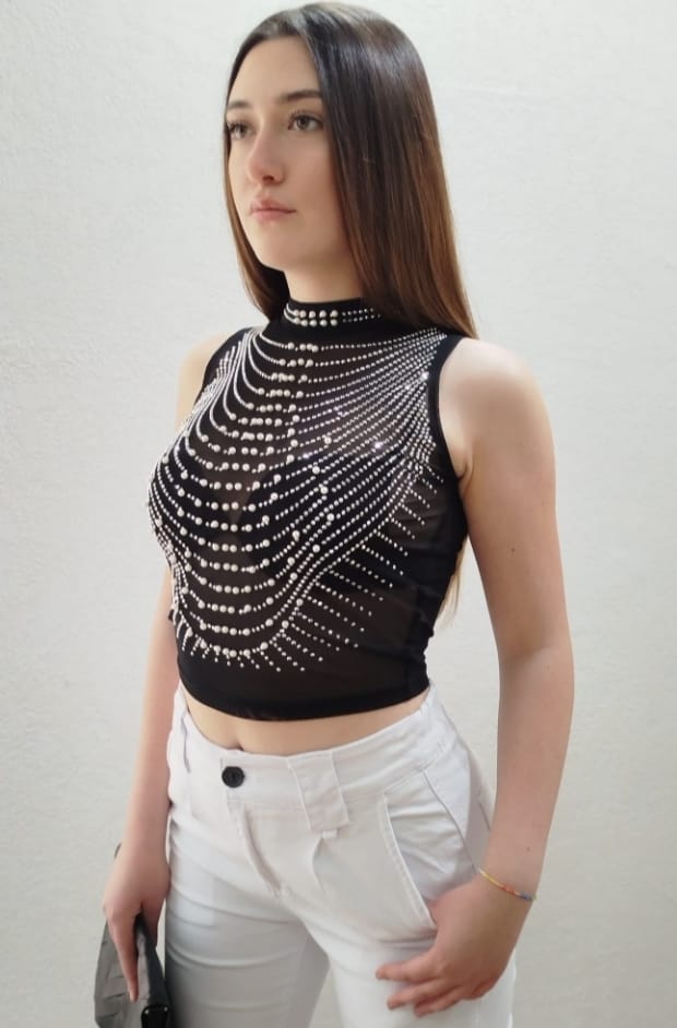 Top collo lupetto con strass e perline