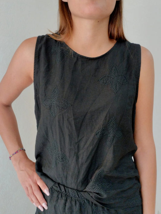 Blusa nera con ricamo