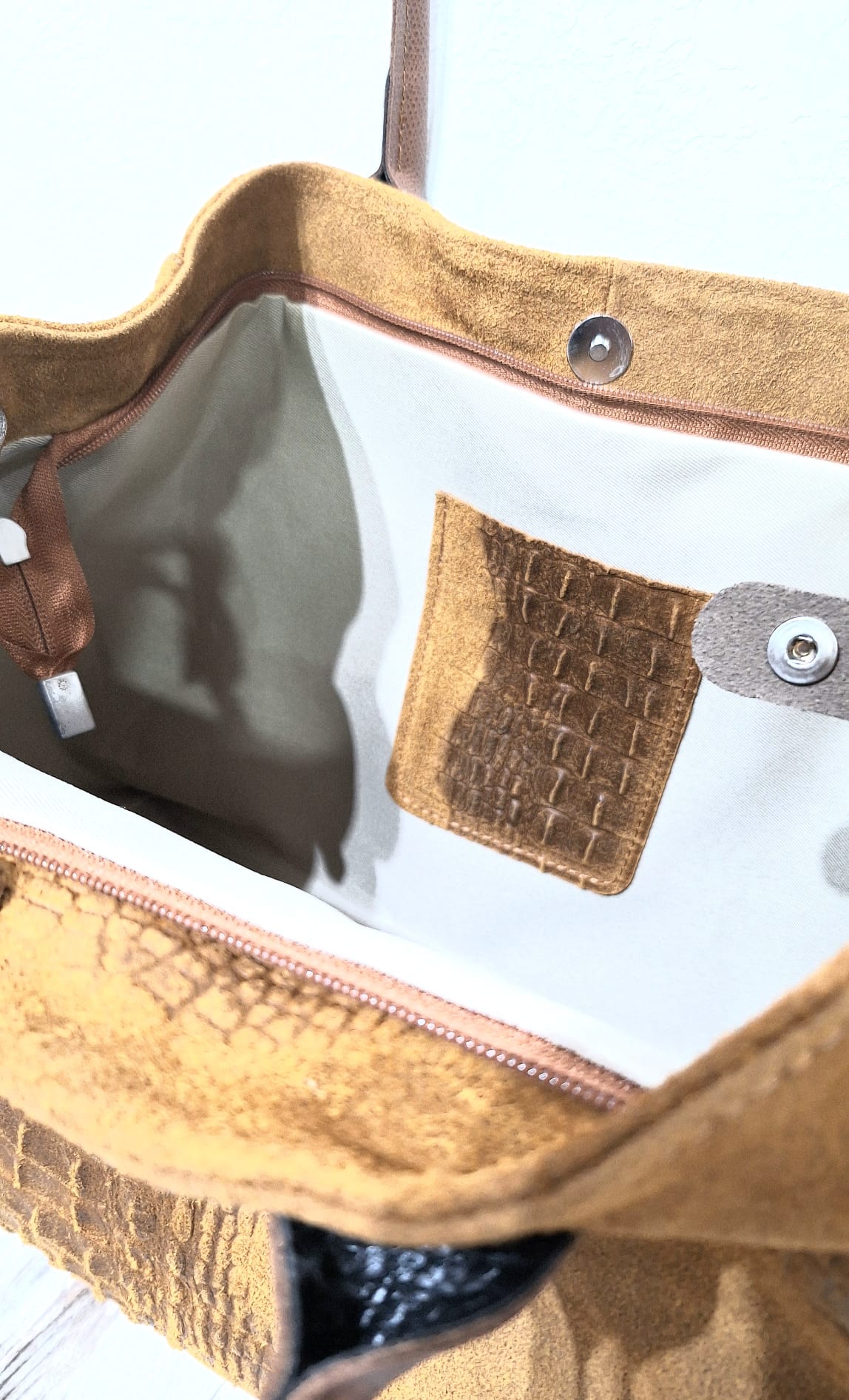 Borsa in pelle scamosciata effetto coccodrillo