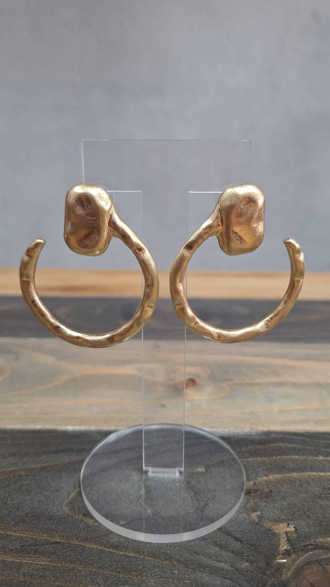 Orecchini a cerchio color oro satinati