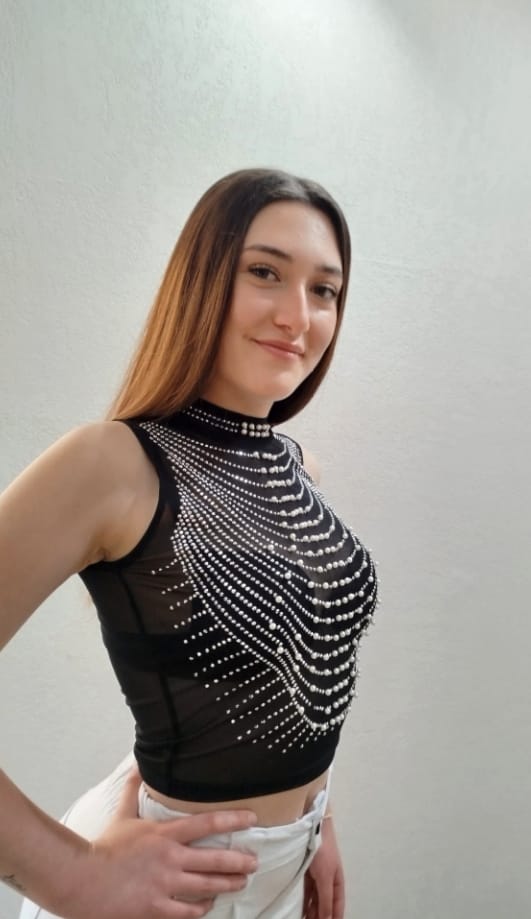 Top collo lupetto con strass e perline