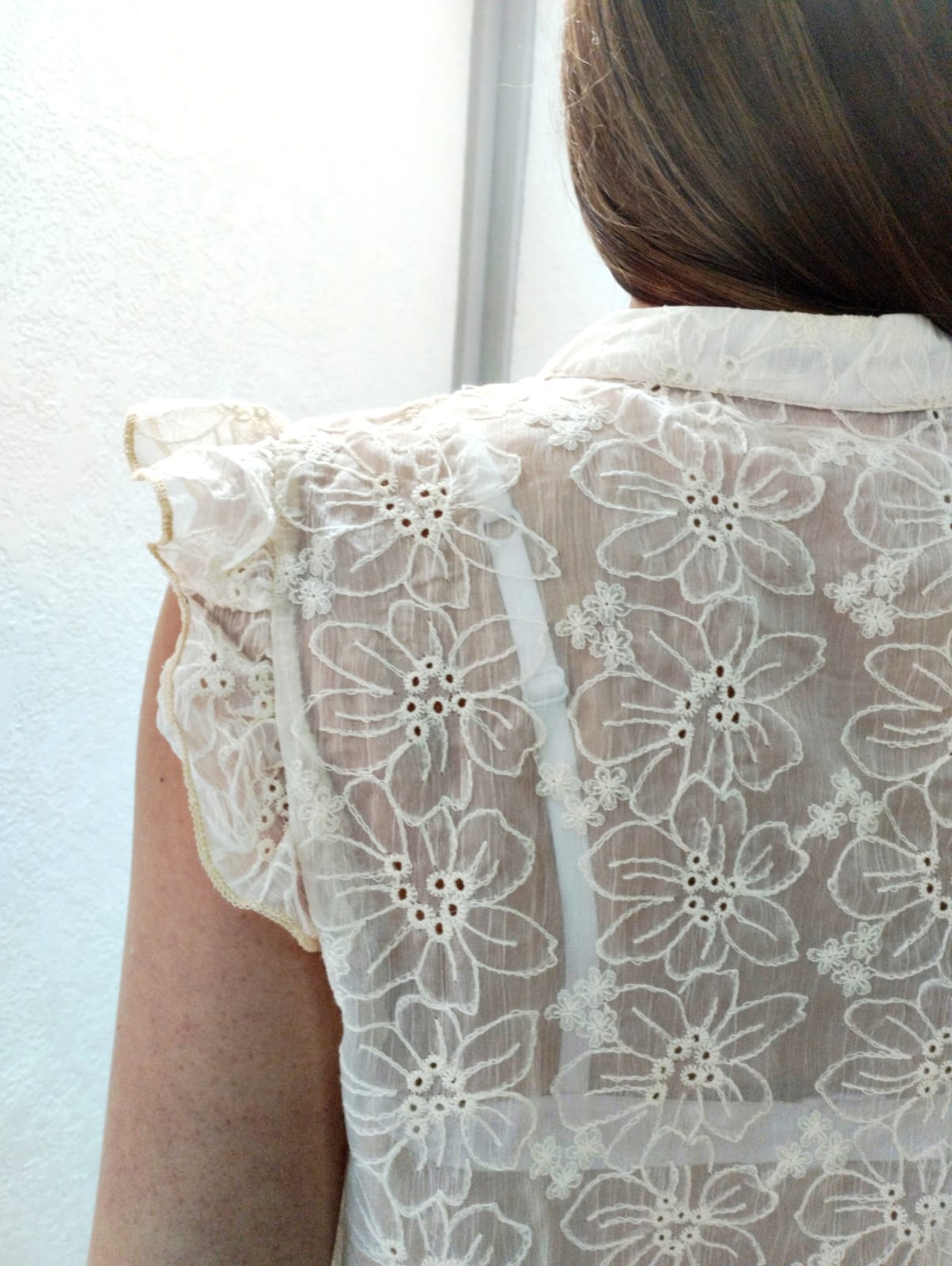 Camicia smanicata in trasparenza