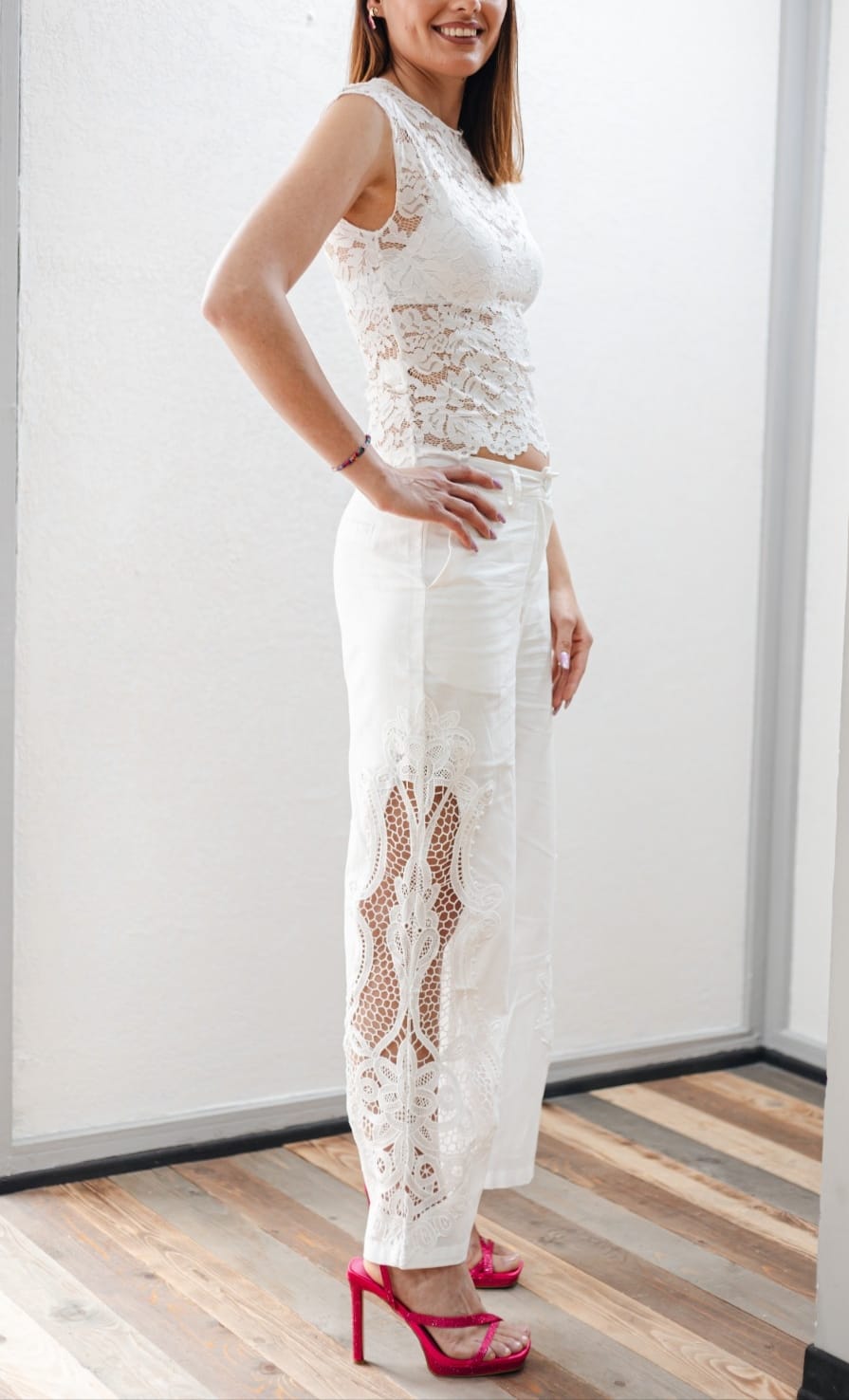 Pantalone con ricamo laterale