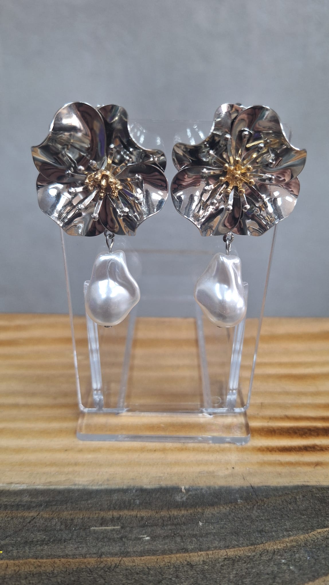 Orecchini fiore color argento con pendente