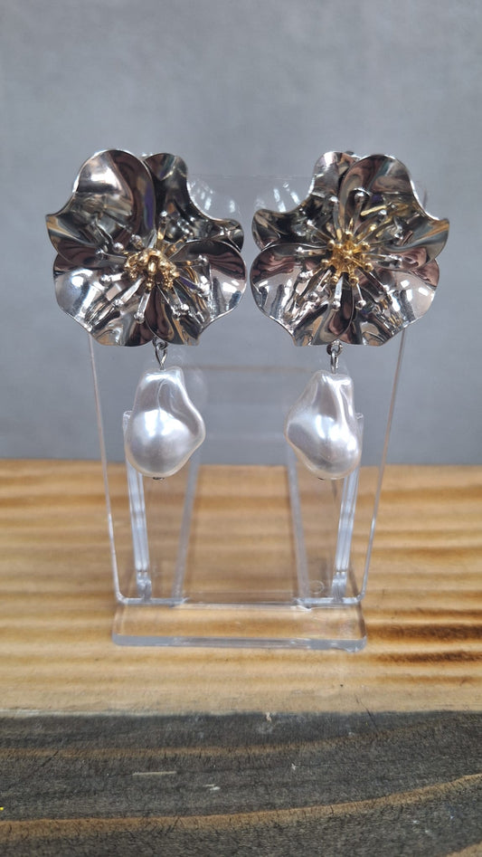 Orecchini fiore color argento con pendente