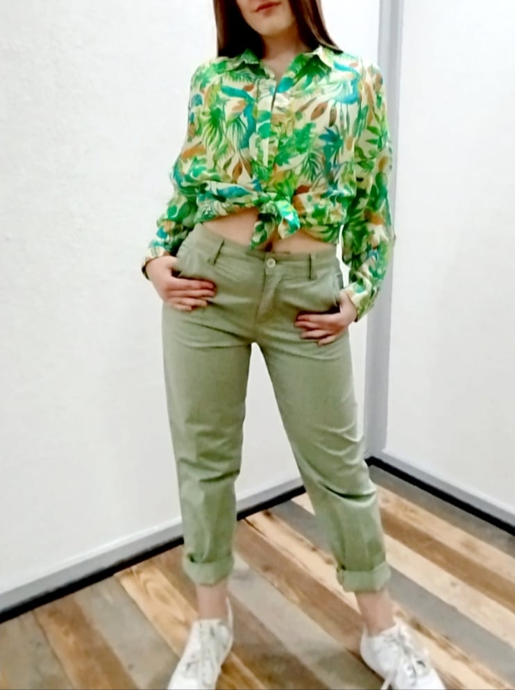 Pantalone carrot fit salvia