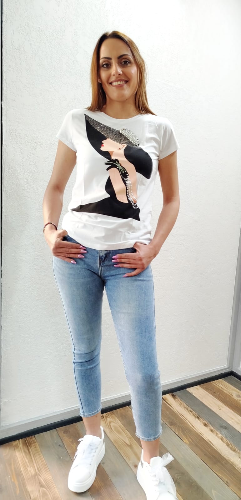 T-shirt con profilo di donna