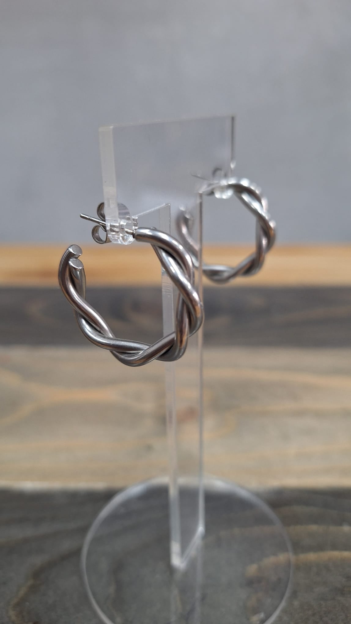 Orecchini a cerchio intrecciati