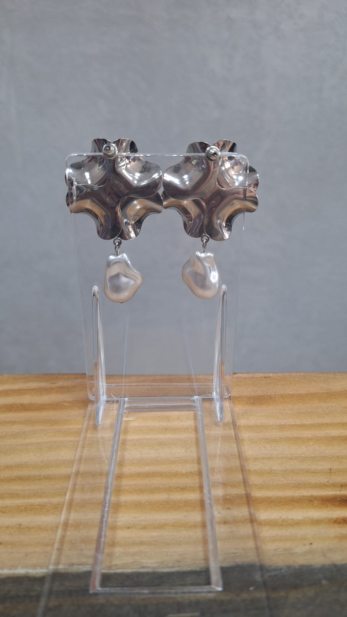 Orecchini fiore color argento con pendente