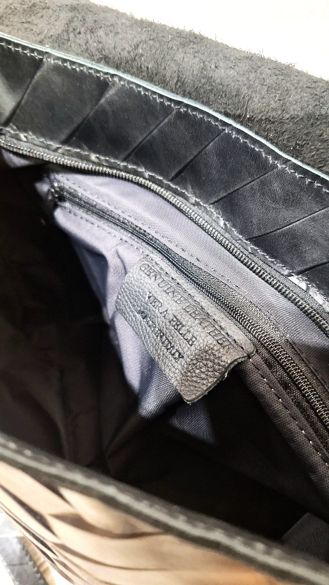 Borsa in pelle intagliata