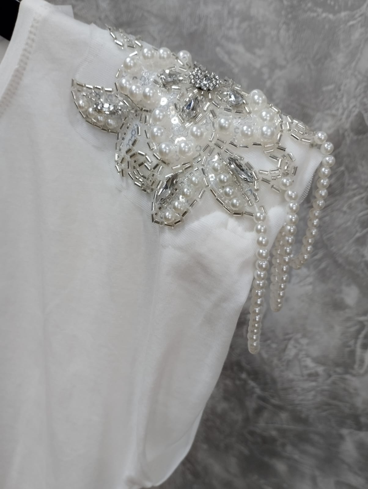 T-shirt spalla aletta con perline