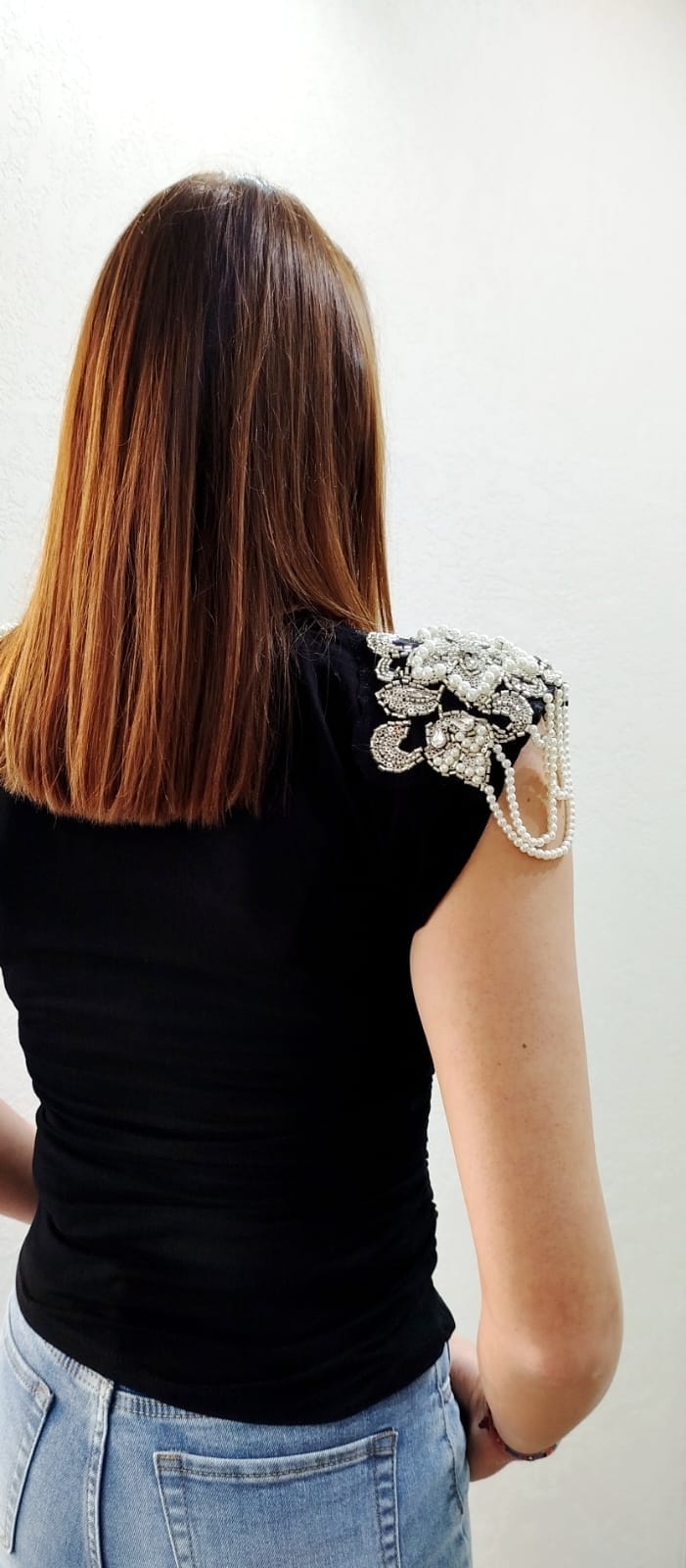 T-shirt spalla aletta con perline