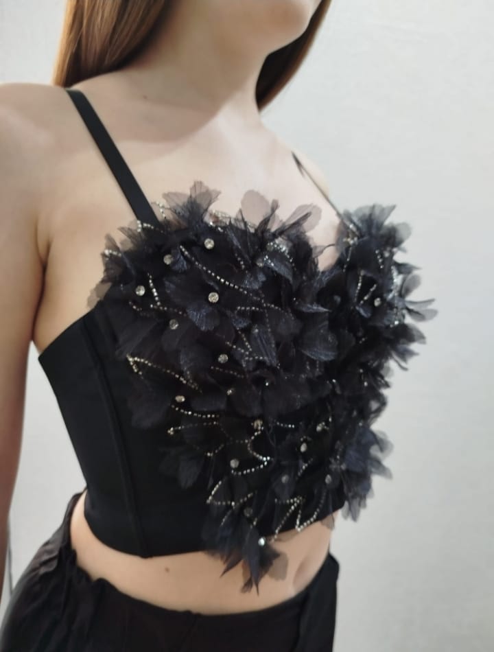 Corsetto con fiori in tulle