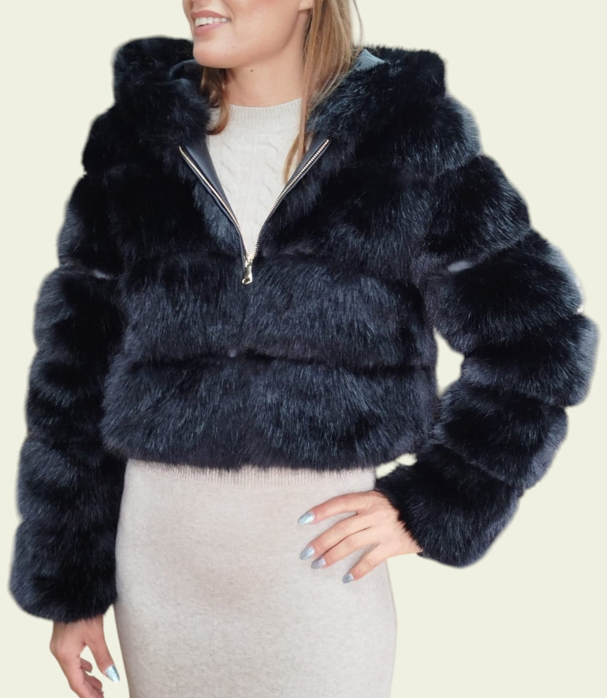 Pelliccia corta con cappuccio