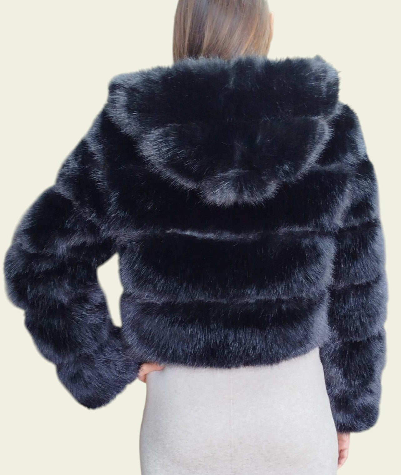 Pelliccia corta con cappuccio